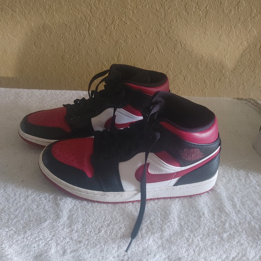 Sneakers - Picture 2 of 7